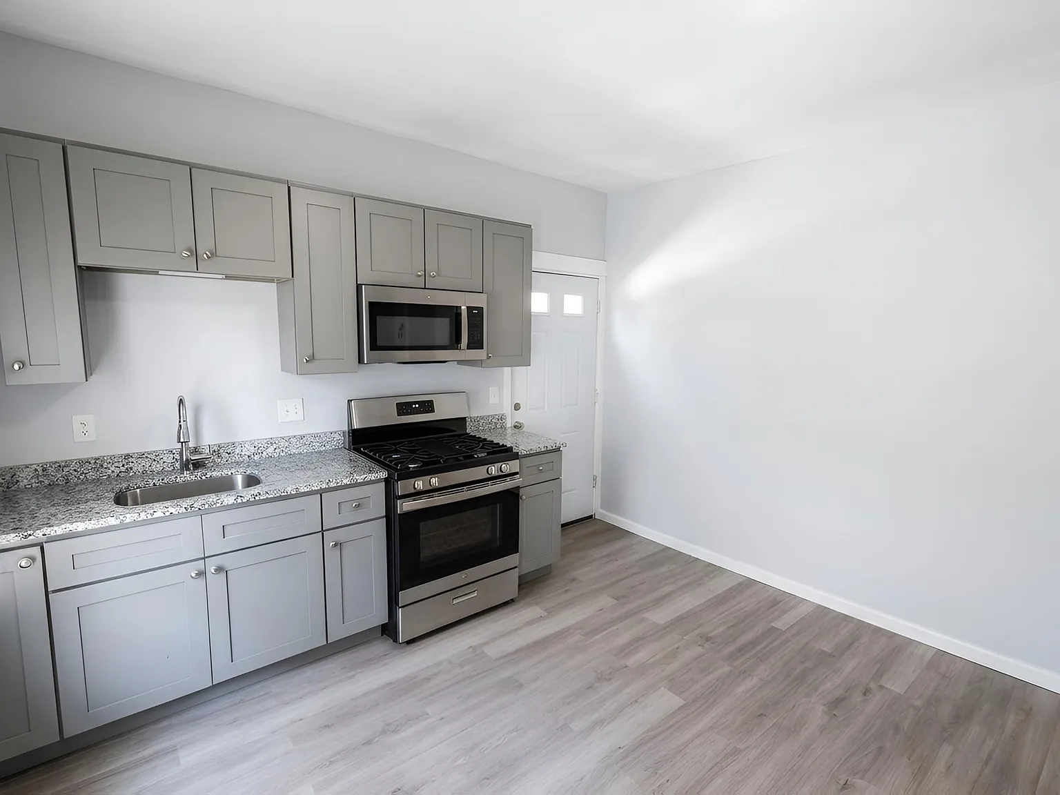 5 bed, 1.0 bath, 1500 sqft, $3,700 — Photo 3