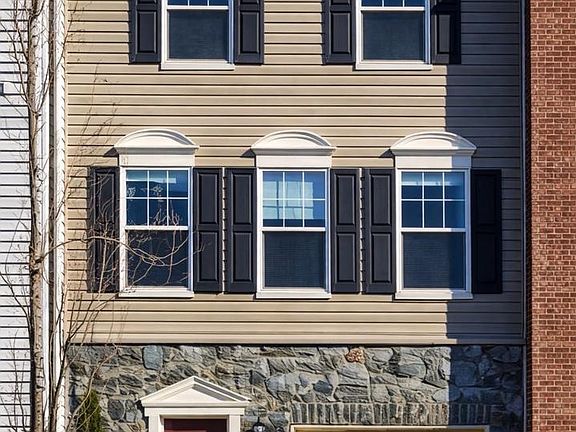 3rd image of 107 Hollister Ln