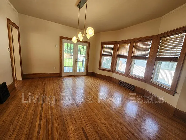 2300 Sewell St — Photo 9