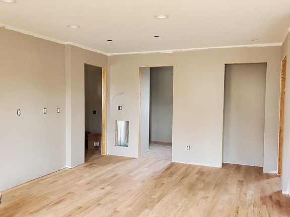5th image of 323 Union St