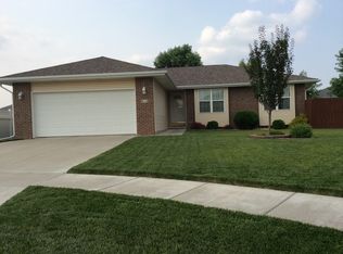 910 W Craig Dodge Cir, Lincoln, NE 68522