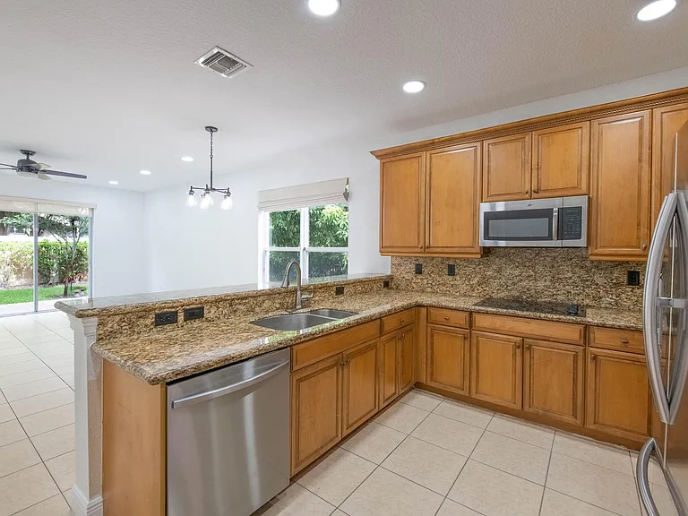 4668 SW 183rd Ave — Photo 3