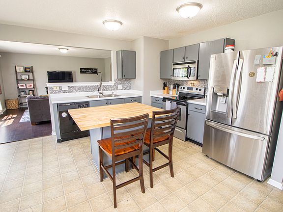 5th image of 1012 Maple Run Dr