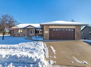 2987 Deerwood Cir, Dubuque, IA 52003