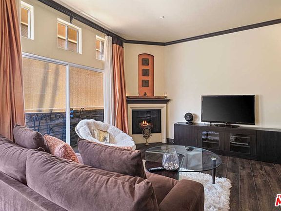 5th image of 11112 La Maida St Unit 18