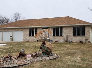 70 Shady Oak Dr, Courtland, MN 56021