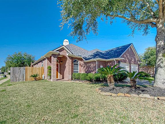 WELCOME TO BEAUTIFUL CORNER LOT BRICK HOME!!!!!