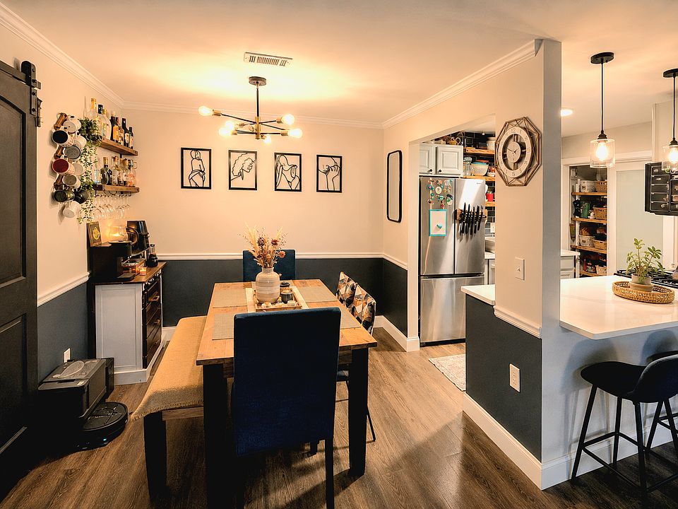 Kitchen and dining room. Open concept Kitchen peninsula/island.
