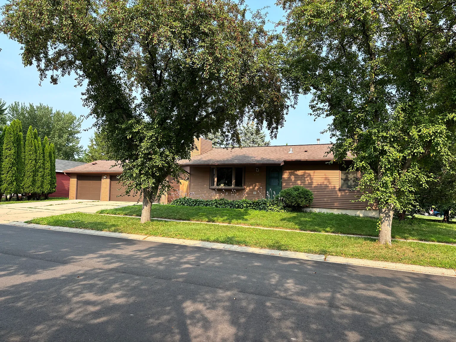 3 bed, $900 — Photo 1