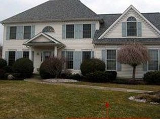 8180 Woodview Ct, Williamsville, NY 14221