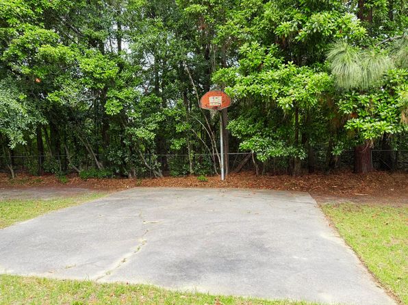 805 Myrtle Dr, Hope Mills, NC 28348