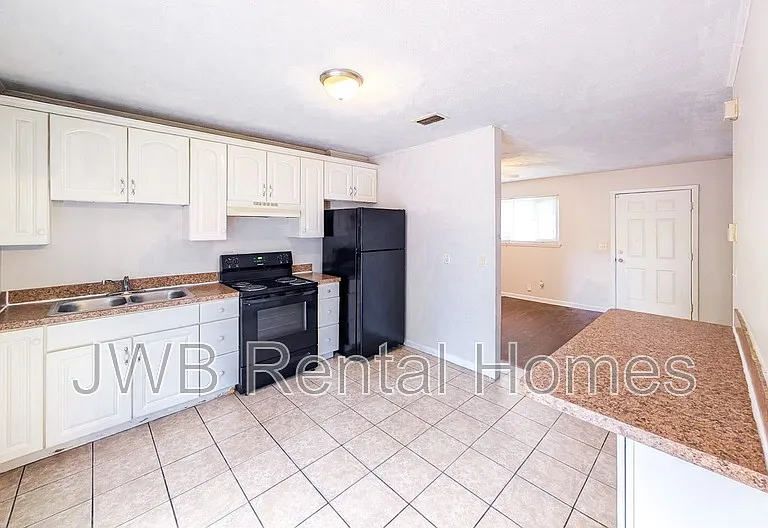 4503 Melvin Cir W — Photo 2