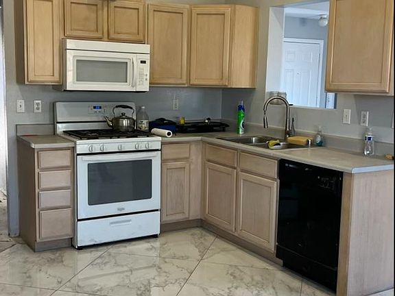 4th image of 501 De Soto St SE