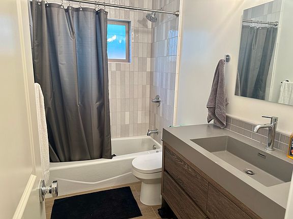 5th image of 1056 Loma Dr