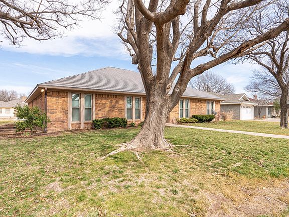 3rd image of 6810 Montague Dr