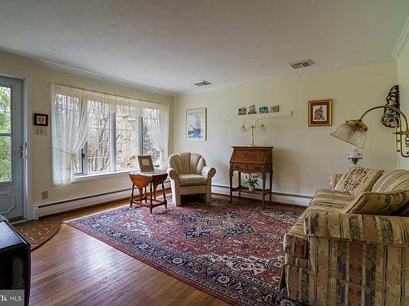 4th image of 1003 Summit Ave