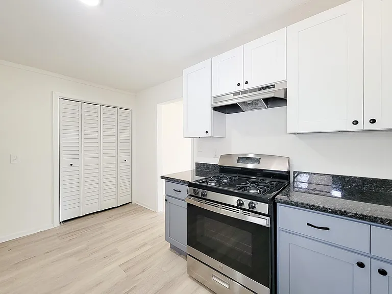 301 Cypress St — Photo 18