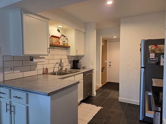4th image of 985 Walnut St