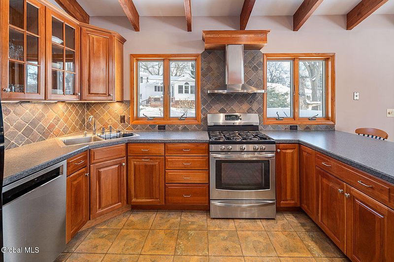 3rd image of 31 Brookwood Drive