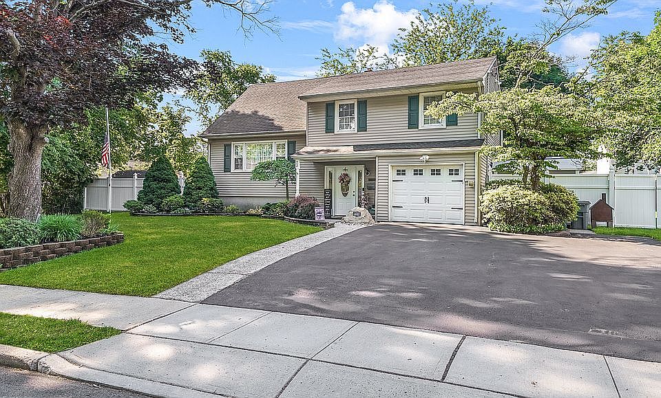 1st image of 22 Hedge Dr
