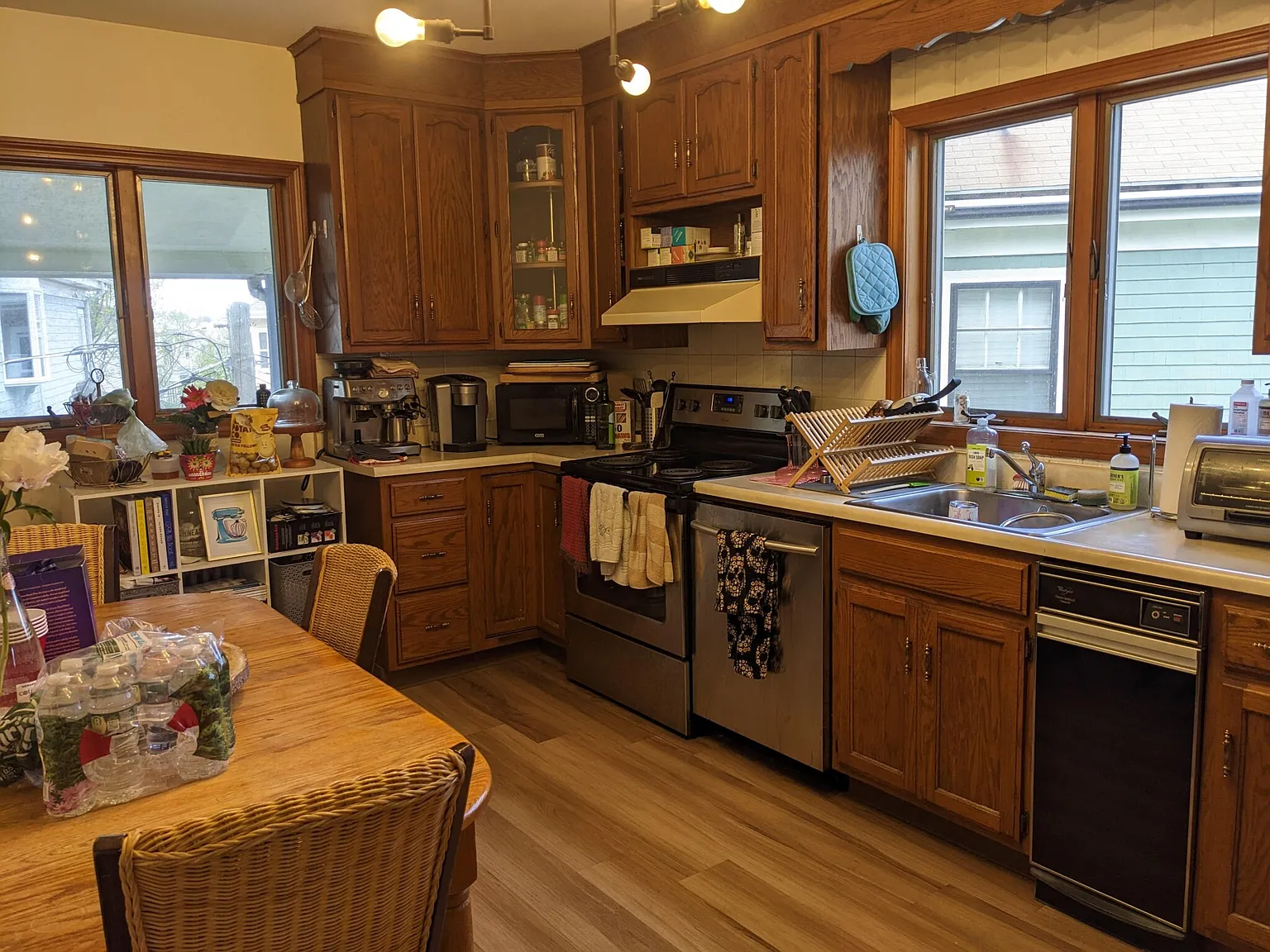 4 bed, 9999 sqft, $3,995 — Photo 1