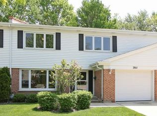 2811 E Bel Aire Dr, Arlington Heights, IL 60004