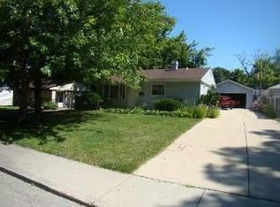 16 Meadowlark Ln, Carpentersvle, IL 60110