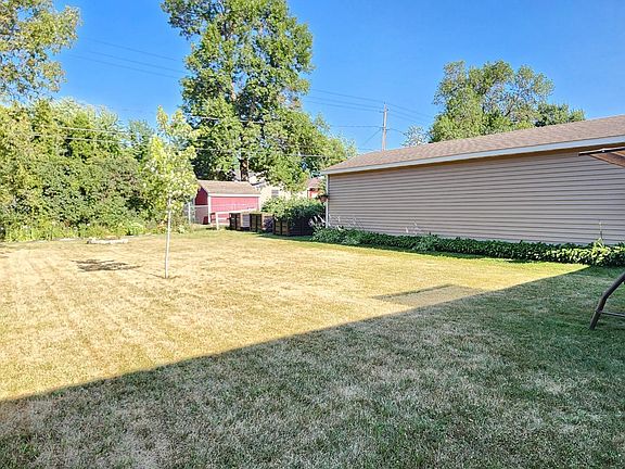 3rd image of 808 5th St NE