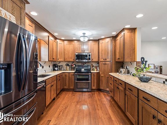 3rd image of 409 Crestview Cir
