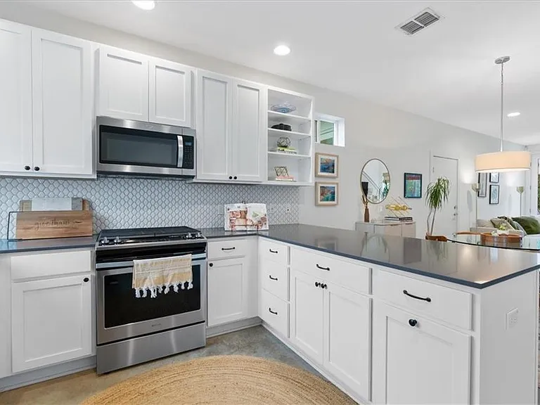 801 N Bluff Dr #18 — Photo 6
