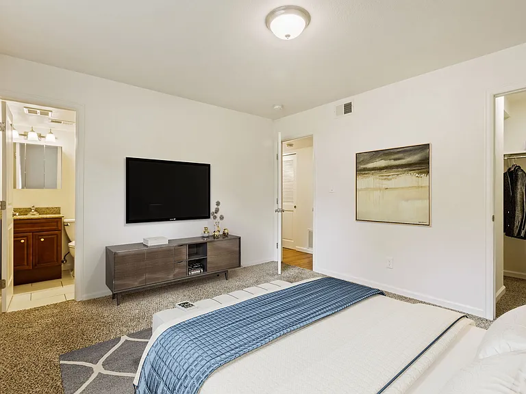 Lakemont Apartments — Photo 37