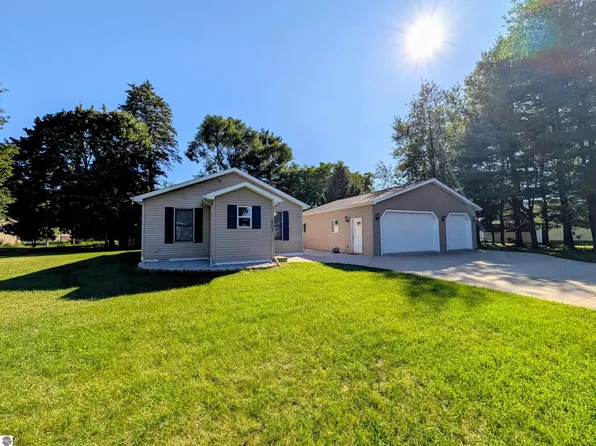 903 W Deer St, Gladwin, MI 48624
