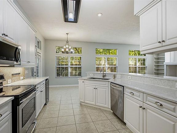 3rd image of 915 SW 86TH WAY