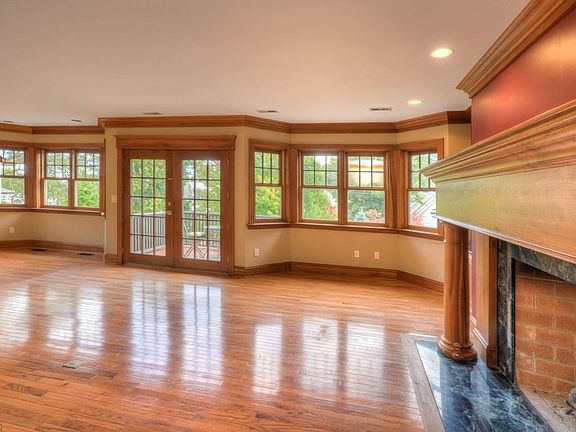 5th image of 353 Riverdale Dr
