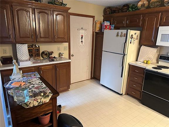 3rd image of 214 E Hansen Ct