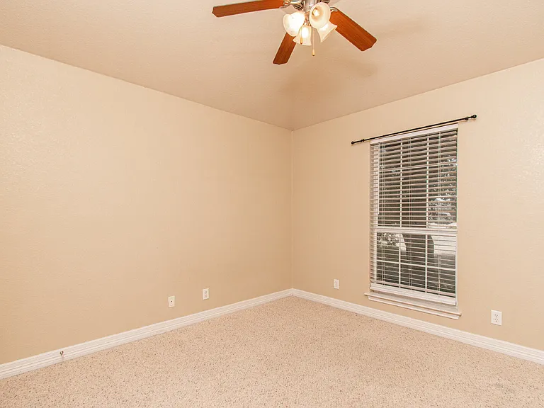 1401 Saxon Cir — Photo 20