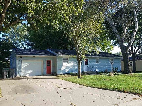 2nd image of 815 1st St NE