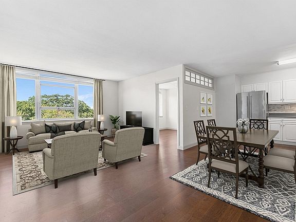 3rd image of 20 Hammond Pond Pkwy APT 606