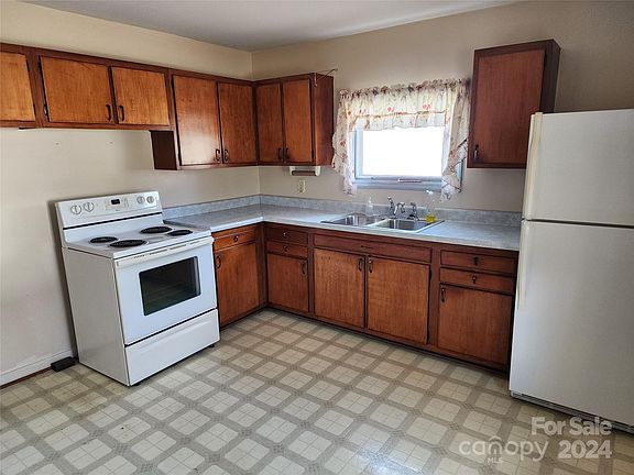 3rd image of 3624 Glenville Ave