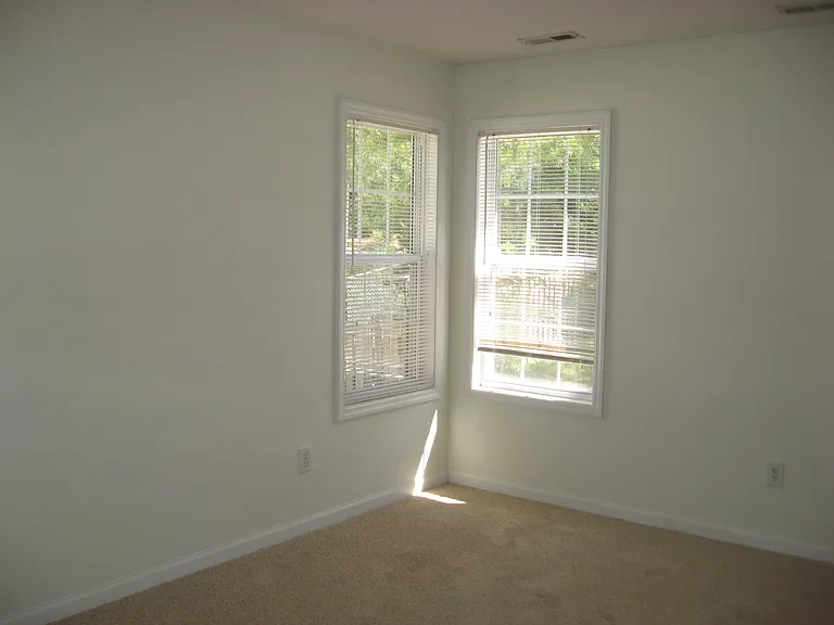 140 Lake View Dr E — Photo 8