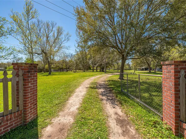 6009 Terrebonne Rd, Hitchcock, TX 77563