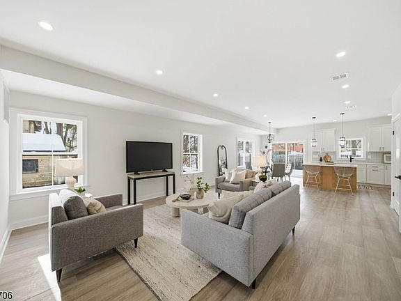 4th image of 28 Irving St