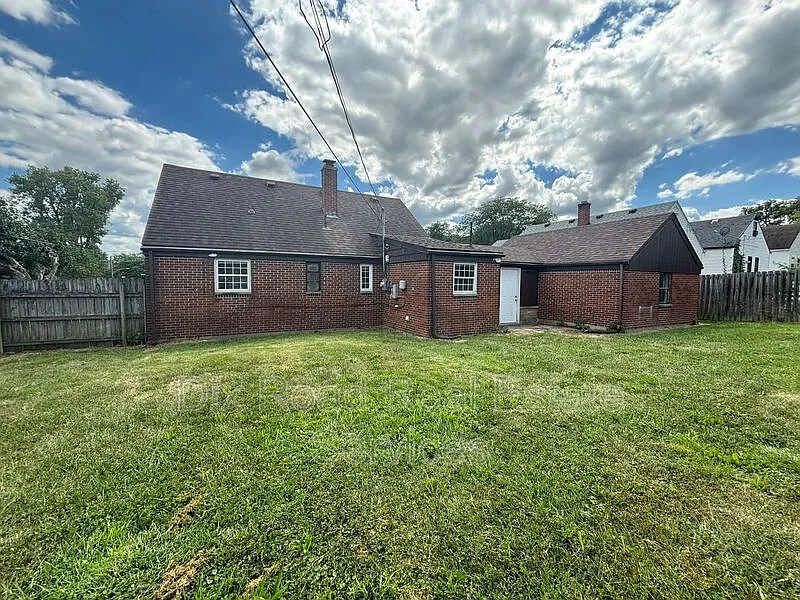 3 bed, 1.0 bath, 1253 sqft, $1,095 — Photo 4