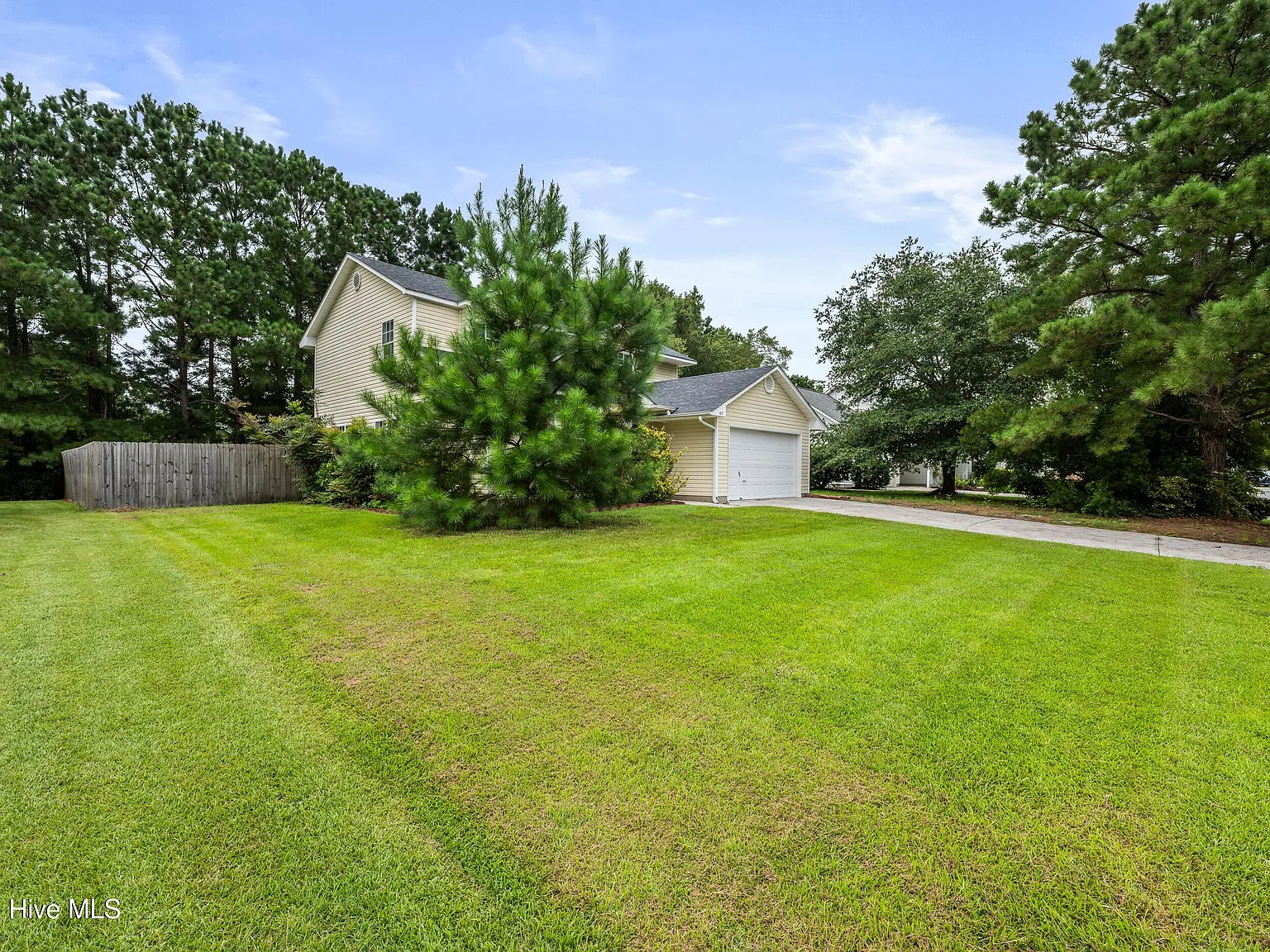 4 bed, 2.5 bath, $1,800 — Photo 2