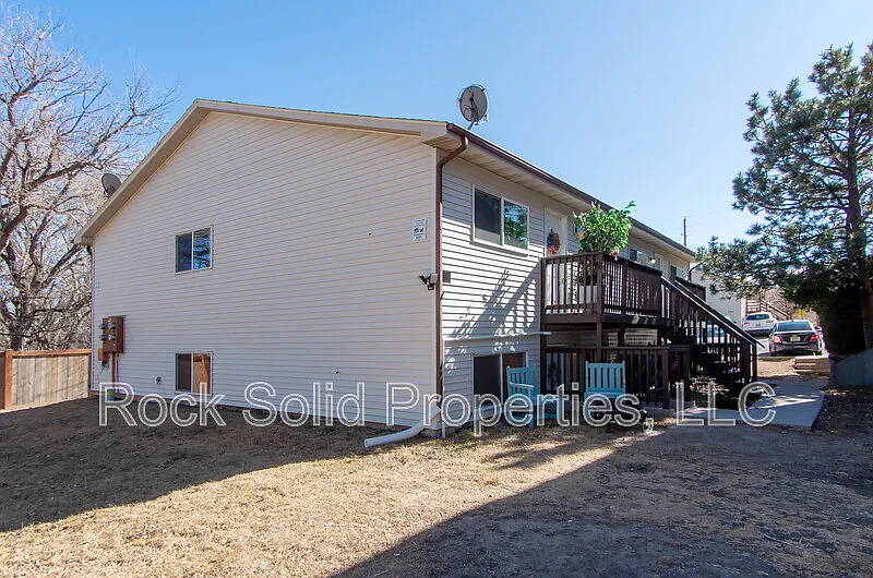 3 bed, 1.0 bath, 950 sqft, $1,275 — Photo 2