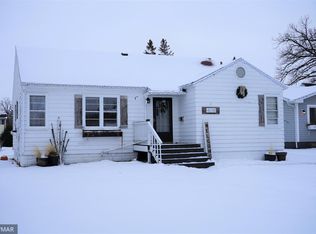406 3rd St NE, Roseau, MN 56751
