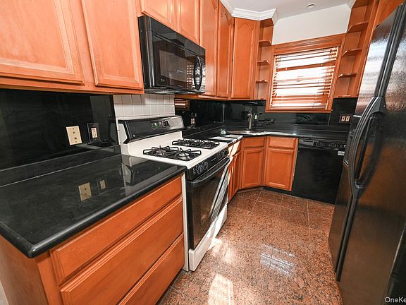 5th image of 168 Hendrickson Avenue
