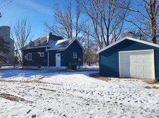 204 1st St NW, Gwinner, ND 58040