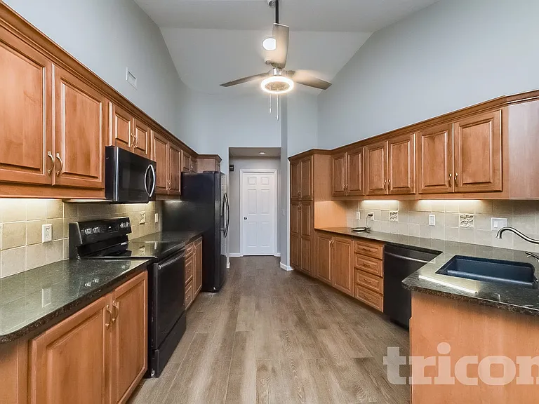 36 Redbay Ct W — Photo 7
