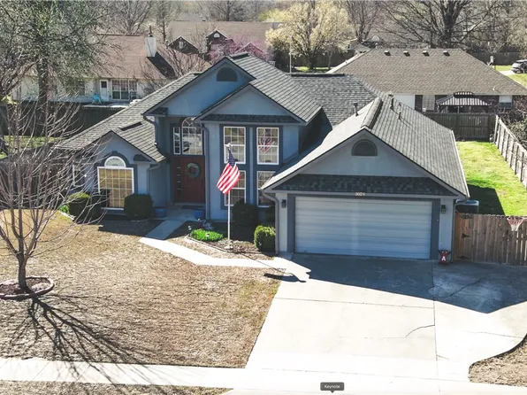 3029 N Quartz Dr, Fayetteville, AR 72704